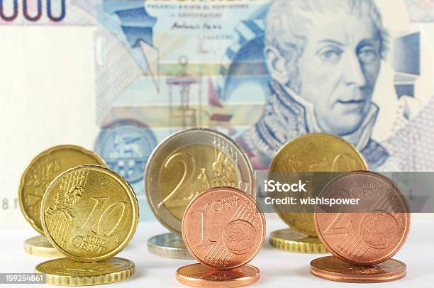 Várias Moedas E Notas De Euro De Dez Mil Liras - Fotografias de stock e mais imagens de Comparação - Comparação, Símbolo da Lira, Cinquenta Cêntimos de Euro