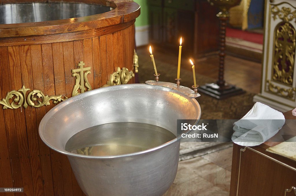 font in chiesa - Foto stock royalty-free di Battesimo