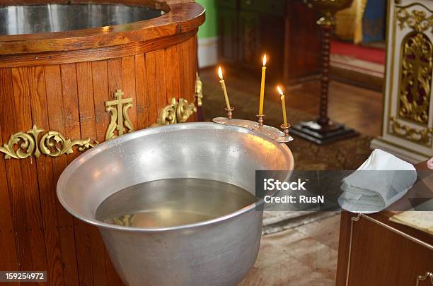 Font In Chiesa - Fotografie stock e altre immagini di Battesimo - Battesimo, Acqua, Bianco