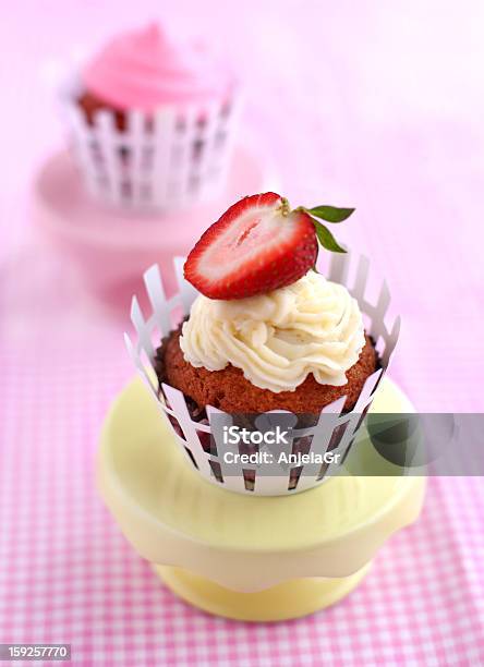 Cupcake Foto de stock y más banco de imágenes de Al horno - Al horno, Alcorza, Alimento