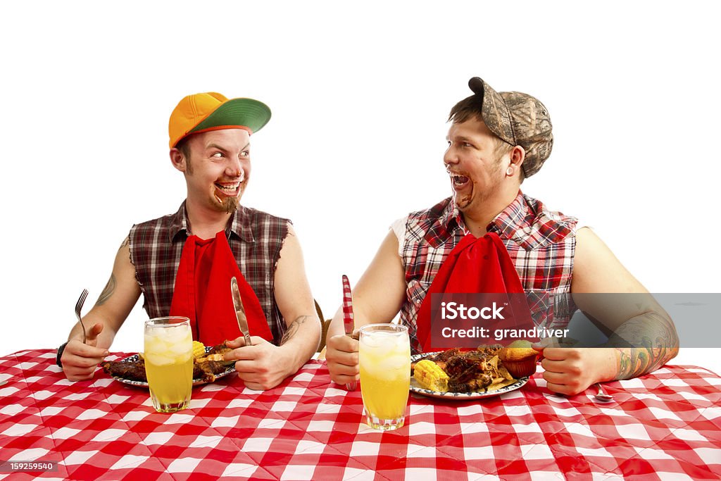 Dwóch młodych mężczyzn, Red szyje jedzenie grilla - Zbiór zdjęć royalty-free (Barbecue)