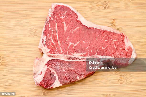 Foto de Raw Tbone e mais fotos de stock de Bife - Bife, Cru, Grande