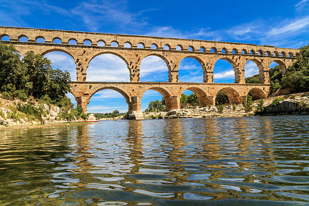 ponte gard, nimes, provence, frança - aqueduct languedoc rousillon ancient rome stability imagens e fotografias de stock