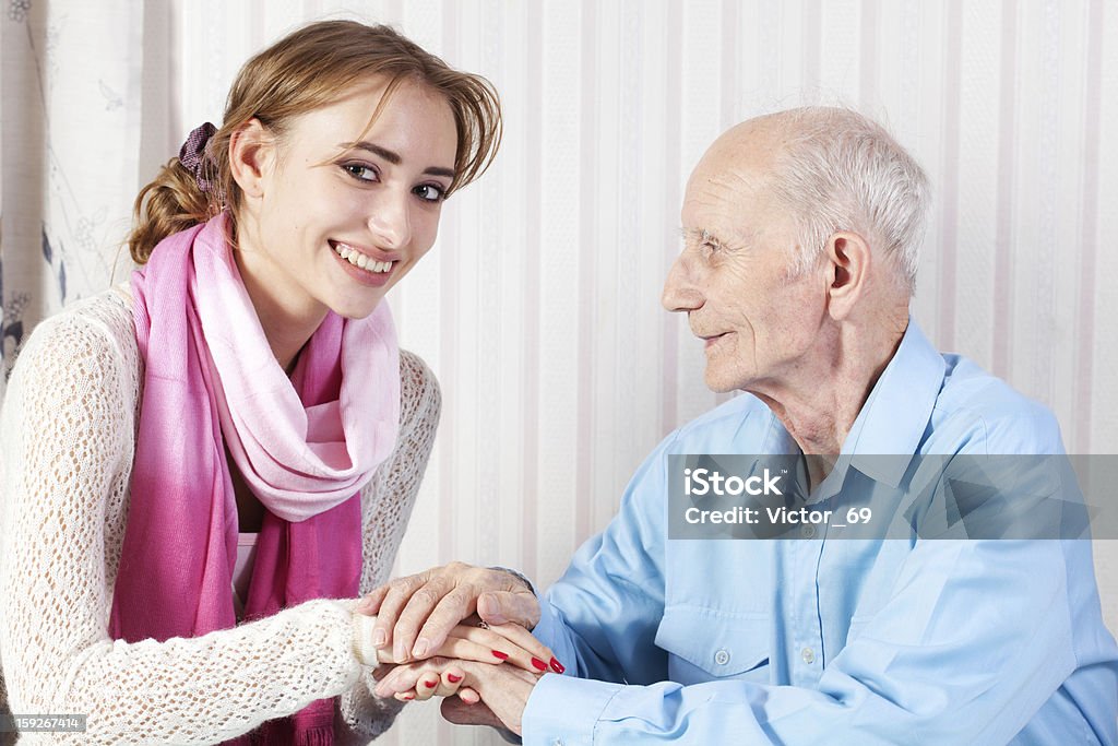 Starszy człowiek z jej opiekuna w domu - Zbiór zdjęć royalty-free (80-89 lat)