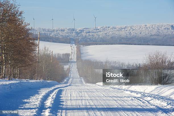 Strada Di Campagna Invernale E Turbine Eoliche - Fotografie stock e altre immagini di Inverno - Inverno, Neve alta, Strada in terra battuta