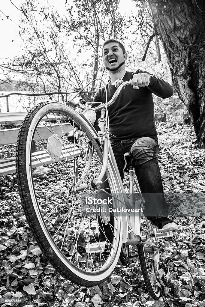 Jovem de bicicleta em uma floresta - Foto de stock de Adulto royalty-free