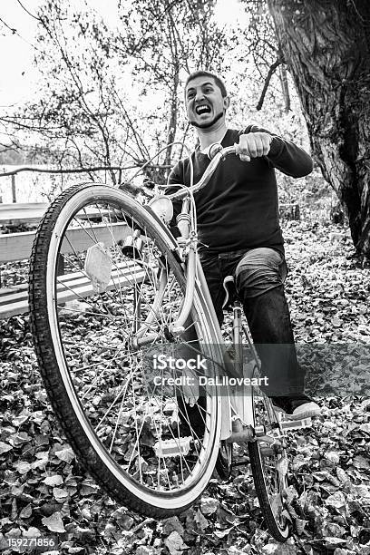 Foto de Jovem De Bicicleta Em Uma Floresta e mais fotos de stock de Adulto - Adulto, Alumínio, Atividade