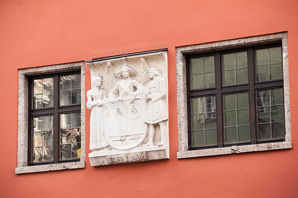windows, bás-구호란 가운데. - innsbruck bas relief decoration tirol 뉴스 사진 이미지