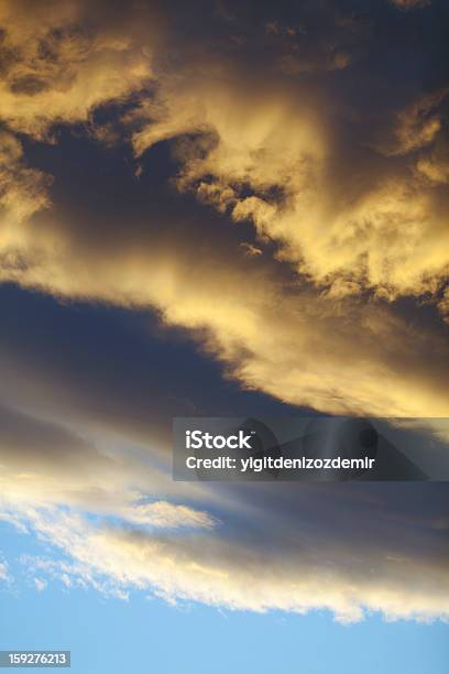 Espectacular Nubes De Tormenta Al Atardecer Foto de stock y más banco de imágenes de Aire libre - Aire libre, Ambiente atmosférico, Azul