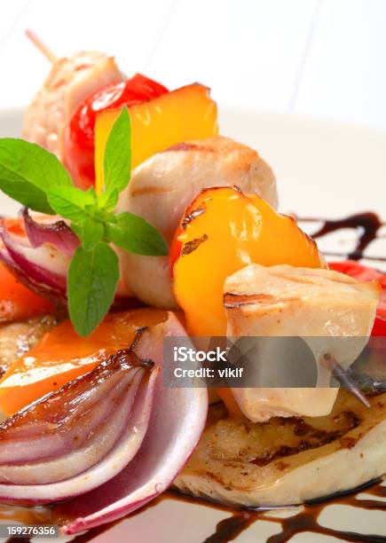 Brocheta De Pollo Con Pan Tostado Verduras Foto de stock y más banco de imágenes de Alimento - Alimento, Alimentos cocinados, Aperitivo - Plato de comida