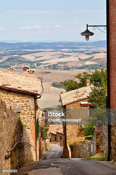 Vista De Montalcino City In Italy - Fotografias de stock e mais imagens de Agricultura - Agricultura, Ajardinado, Aldeia