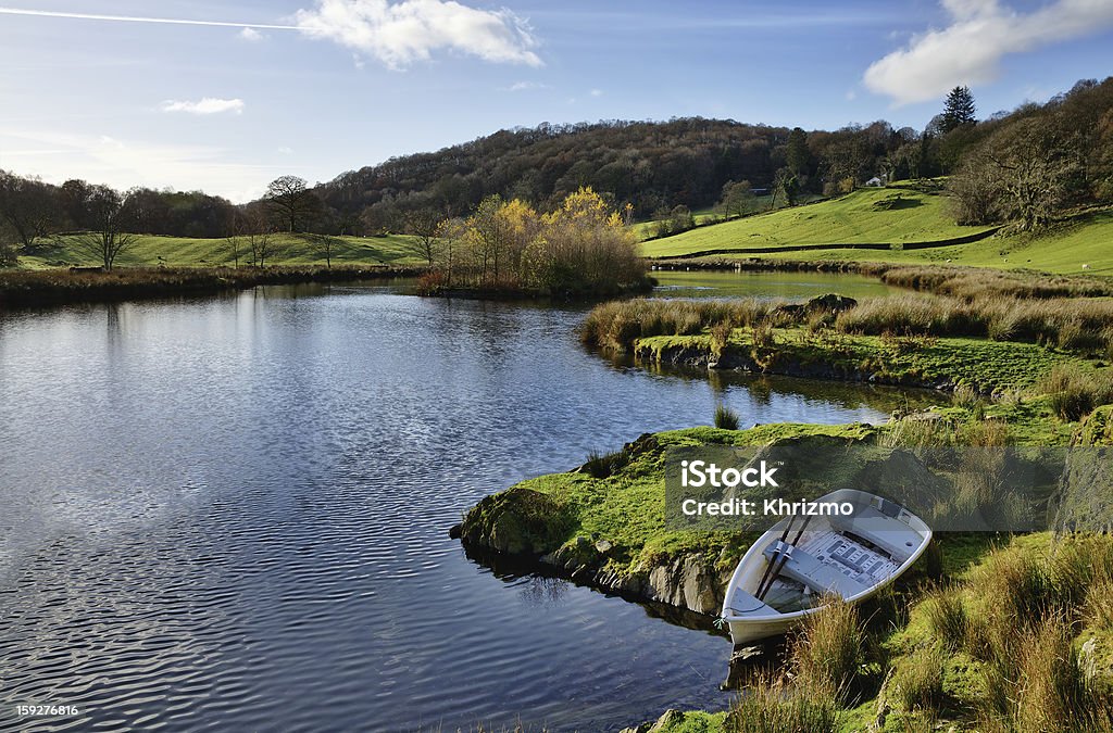 Lago con barca nella Winster Valley, Cumbria. - Foto stock royalty-free di Acqua