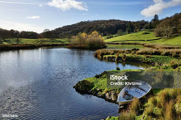 Lago Con Barca Nella Winster Valley Cumbria - Fotografie stock e altre immagini di Acqua - Acqua, Albero, Ambientazione esterna