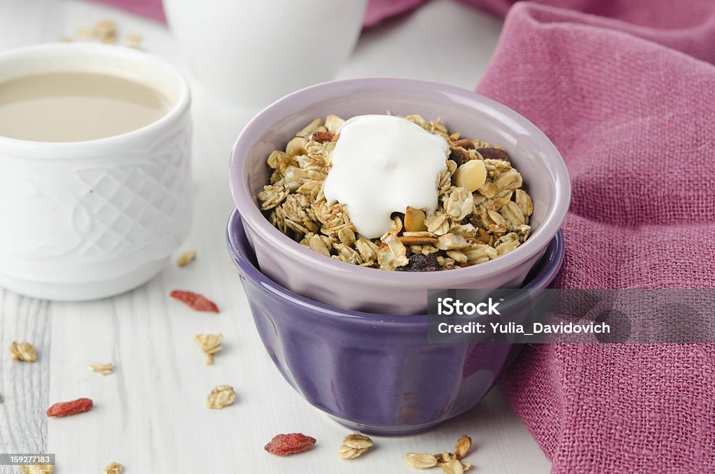 granola caseira com goji iogurte e frutas em um prato - Foto de stock de Alimentação Saudável royalty-free