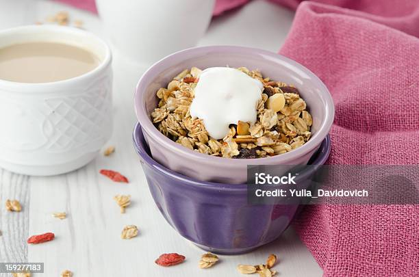 Foto de Granola Caseira Com Goji Iogurte E Frutas Em Um Prato e mais fotos de stock de Alimentação Saudável