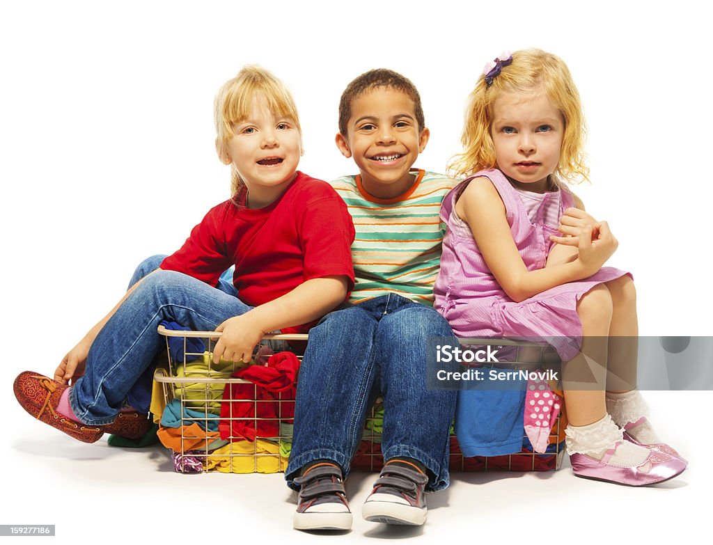 Tres niños en la butaca de prendas cesta - Foto de stock de Niño libre de derechos