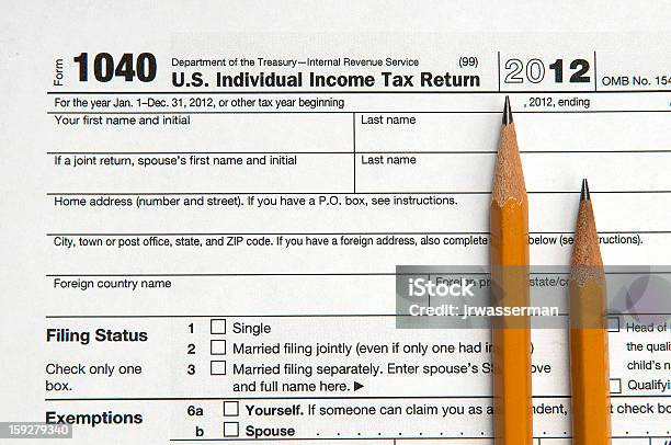 Estados Unidos Impuestos Formulario De Devolución Con Dos Lápices Una Nitidez Excesiva Foto de stock y más banco de imágenes de Cifras financieras