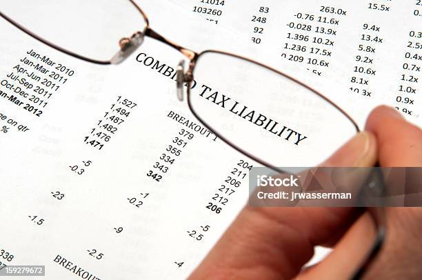 Ręka Trzyma Szkło Powiększające Wyświetlono Słowa Zobowiązań Podatkowych - zdjęcia stockowe i więcej obrazów Formularz podatkowy