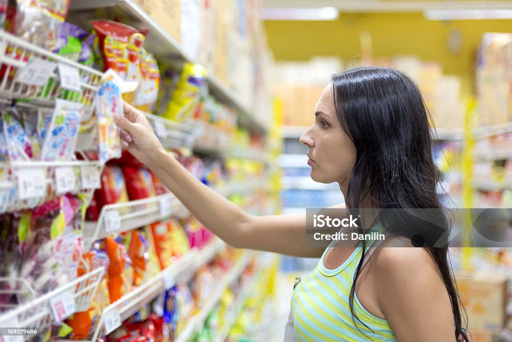 Mujer compra dulces - Foto de stock de Adulto libre de derechos