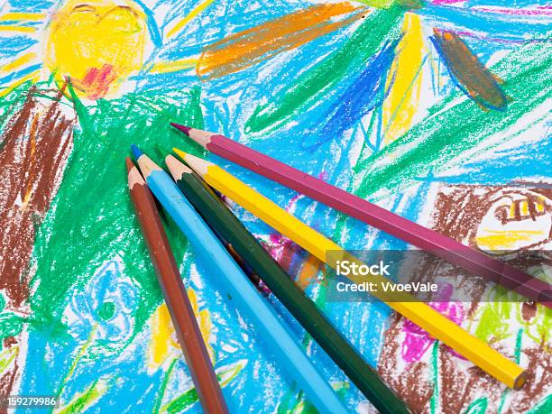 Farbige Stifte Auf Kinder Zeichnen Bild Stockfoto und mehr Bilder von Ausrüstung und Geräte - Ausrüstung und Geräte, Bildung, Blau