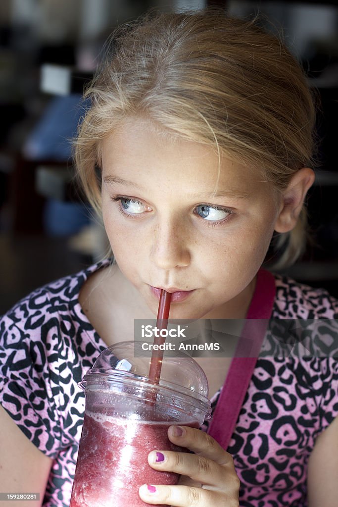 Menina tomando smoothie - Foto de stock de 10-11 Anos royalty-free