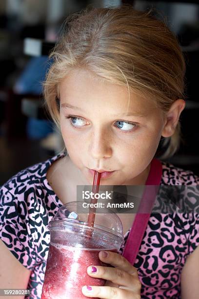 Foto de Menina Tomando Smoothie e mais fotos de stock de 10-11 Anos - 10-11 Anos, Adulto, Alimentação Saudável