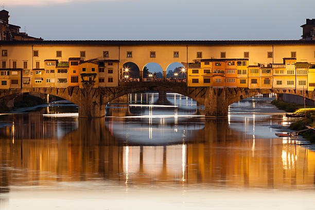 ponte vecchio brücke in der abenddämmerung, florenz, toskana, italien - europe arch bridge stone bridge covered bridge stock-fotos und bilder