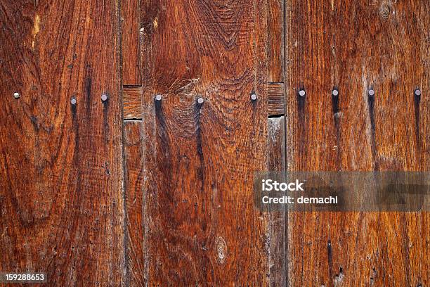 Antigua Puerta De Madera Con Detalles Foto de stock y más banco de imágenes de Abandonado - Abandonado, Abstracto, Anticuado