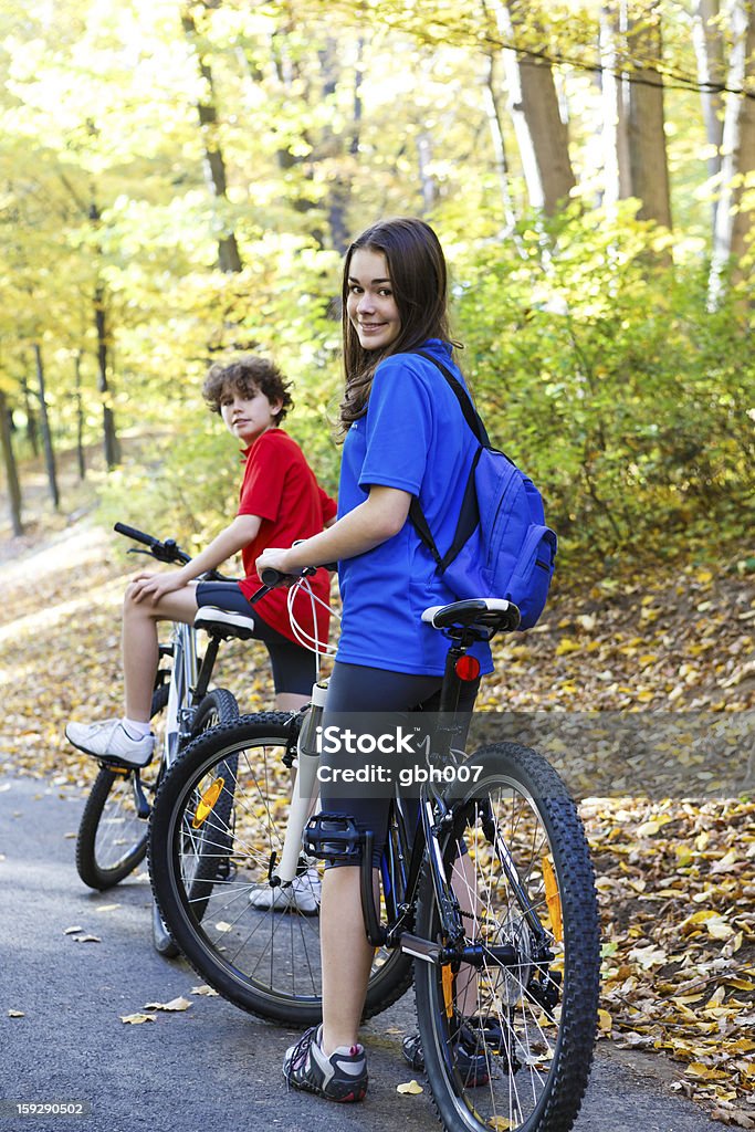 女の子と男の子のサイクリングマシンで公園 - 14歳から15歳のロイヤリティフリーストックフォト