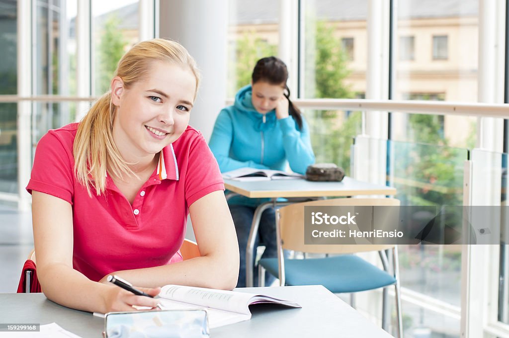 Gli studenti studiano - Foto stock royalty-free di Abbigliamento casual