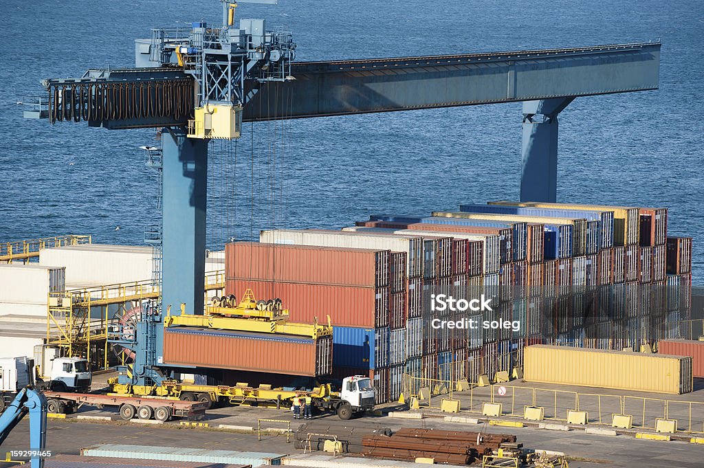 Beladen Behälter auf einem LKW im Hafen - Lizenzfrei Auslieferungslager Stock-Foto