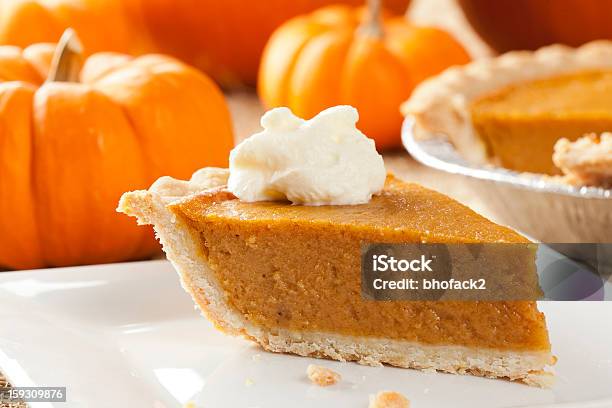 Frische Hausgemachte Pumpkin Pie Stockfoto und mehr Bilder von Angeschlagen - Angeschlagen, Aufschäumen, Dessert
