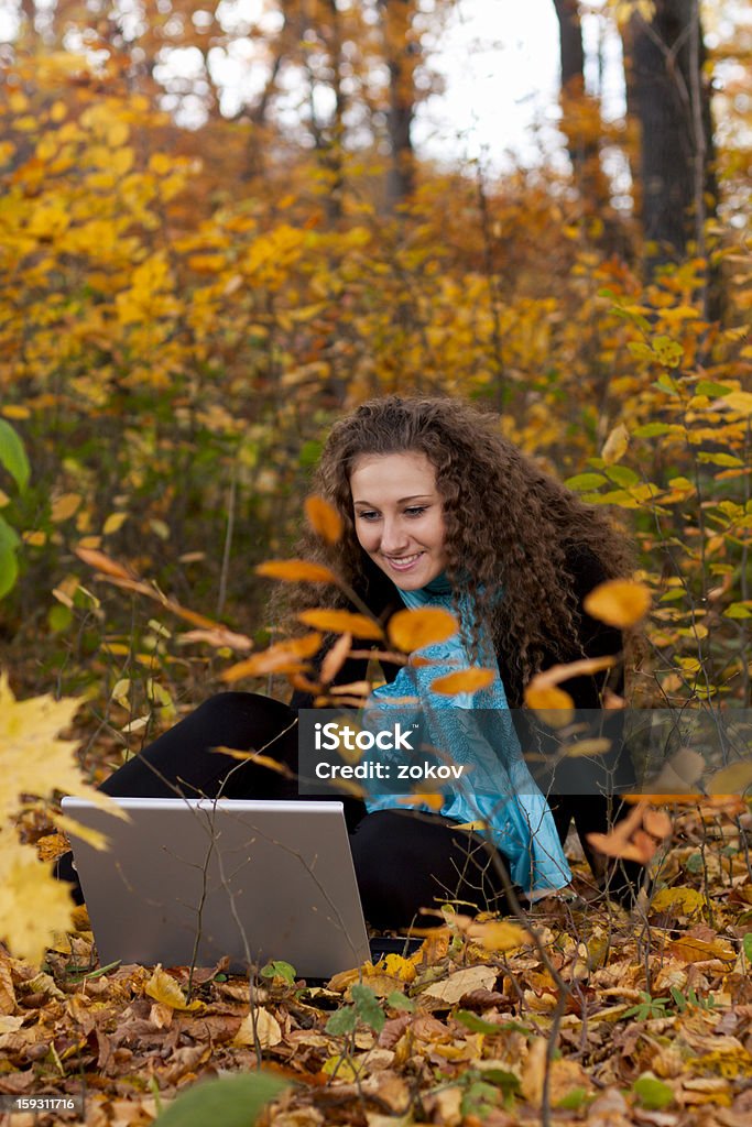 Chica con ordenador portátil - Foto de stock de Adulto libre de derechos