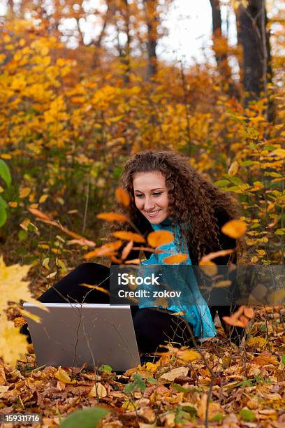 Chica Con Ordenador Portátil Foto de stock y más banco de imágenes de Adulto - Adulto, Aire libre, Alegre