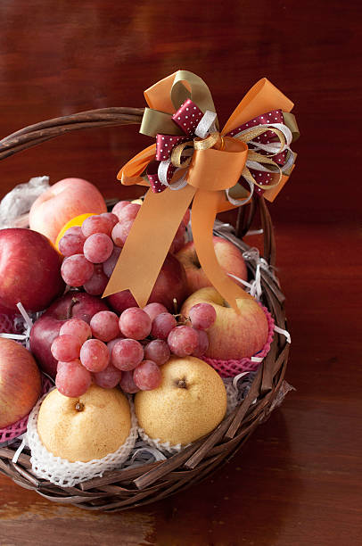 vacanza cesto di frutta - gift apple ribbon fruit foto e immagini stock