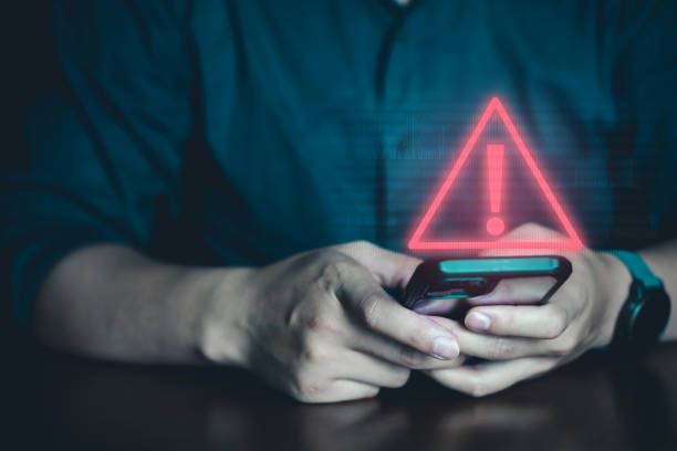 alarma de alerta de advertencia de emergencia en smartphone, protección de red de datos, alarma de virus. - antivirus software fotos fotografías e imágenes de stock