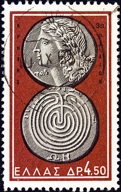 pièce de monnaie grecque timbre montre de crète (apollo et un labyrinthe) (1963) - ancient maze crete 1963 photos et images de collection