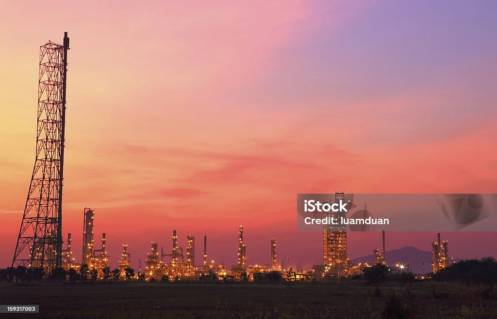 Refinaria de petróleo no crepúsculo - Foto de stock de Aço royalty-free
