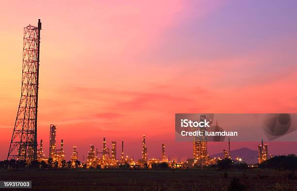 Foto de Refinaria De Petróleo No Crepúsculo e mais fotos de stock de Aço - Aço, Calor, Cano