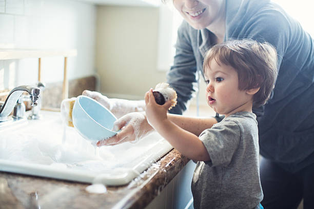 bebé lavado de placa - playing playful baby contemporary fotografías e imágenes de stock