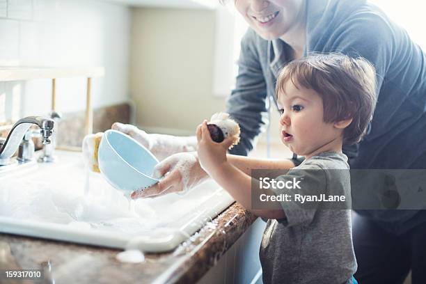 Детское Блюдо Мыть — стоковые фотографии и другие картинки Мыть посуду - Мыть посуду, Ребёнок, Малыш