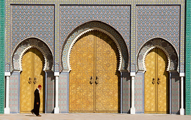 palazzo reale di porte principali fes marocco - dar el makhzen foto e immagini stock