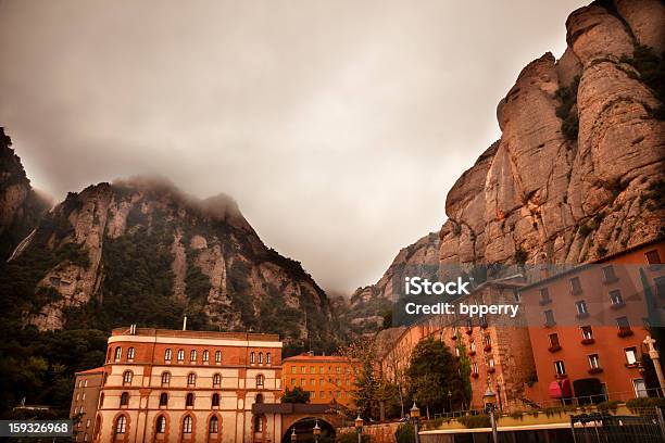 Monestir Monasterio Montserrat De Cataluña España Foto de stock y más banco de imágenes de Arquitectura - Arquitectura, Barcelona - España, Benedictino