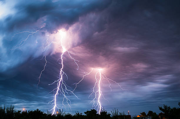 lightnings - storm cloud thunderstorm storm cloud fotografías e imágenes de stock