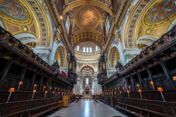 st. paul's cathedral in london, england. interior view of the church choir with painted and gold tile mosaics on the dome ceiling. - people cemetery church urban scene imagens e fotografias de stock