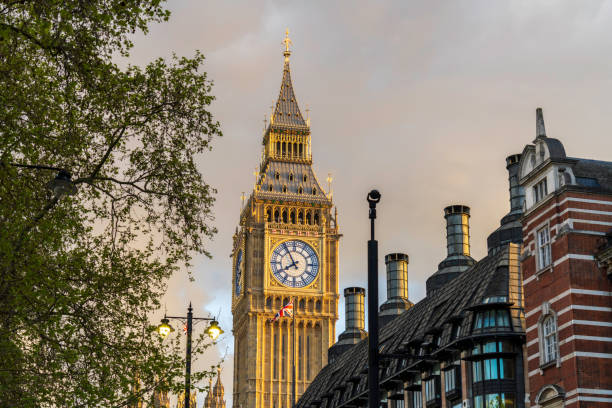 London skyline with the Elizabeth Tower, which was originally called the Clock Tower but was renamed in honor of Queen Elizabeth II's Diamond Jubilee. The urban landscape features the Palace of Westminster, informally known as the Houses of Parliament. The Palace is located on the north bank of the River Thames in the City of Westminster in central London, England. torre elizabeth con el big ben, la gran campana del gran reloj, en el palacio de westminster en londres. big ben es un apodo para la gran campana, pero a menudo se usa tanto para el reloj como para la torre del reloj. big ben con hermosas nubes, sin gente.