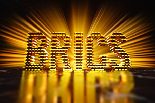 brics es una organización de las economías del mundo, y su acrónimo es una representación tipográfica en 3d de una pila de lingotes de oro iluminados por un resplandor dorado. - brics fotografías e imágenes de stock
