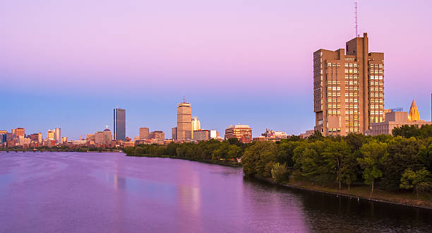 ansicht von boston, auf cambridge und den charles river - clear sky urban scene boston massachusetts stock-fotos und bilder