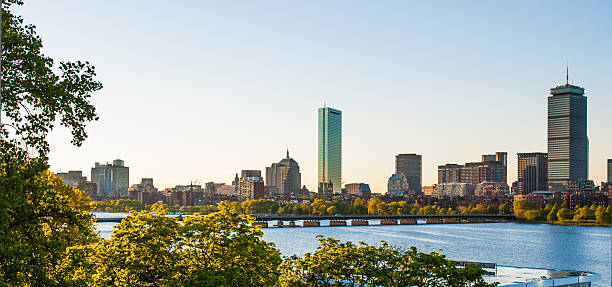 back bay und den charles river nachmittag - clear sky urban scene boston massachusetts stock-fotos und bilder