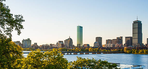 back bay et la rivière charles dans l'après-midi - boston skyline charles river blue photos et images de collection
